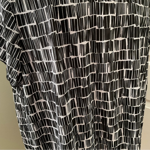 DRESS BARN, BLACK AND WHITE  PRINT BLOUSE, SIZE: 14/16 - Picture 3 of 8